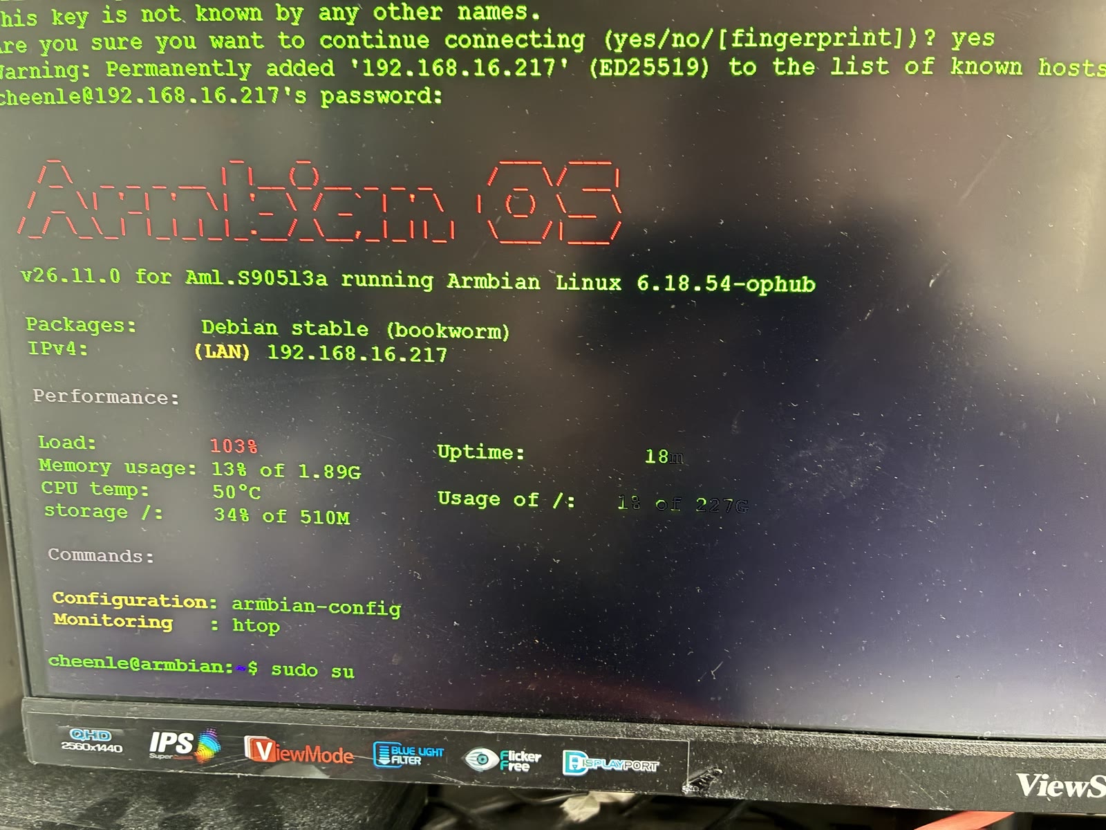 HDMI 上的首启控制台:Armbian、本机 IP 与资源占用都在这一屏