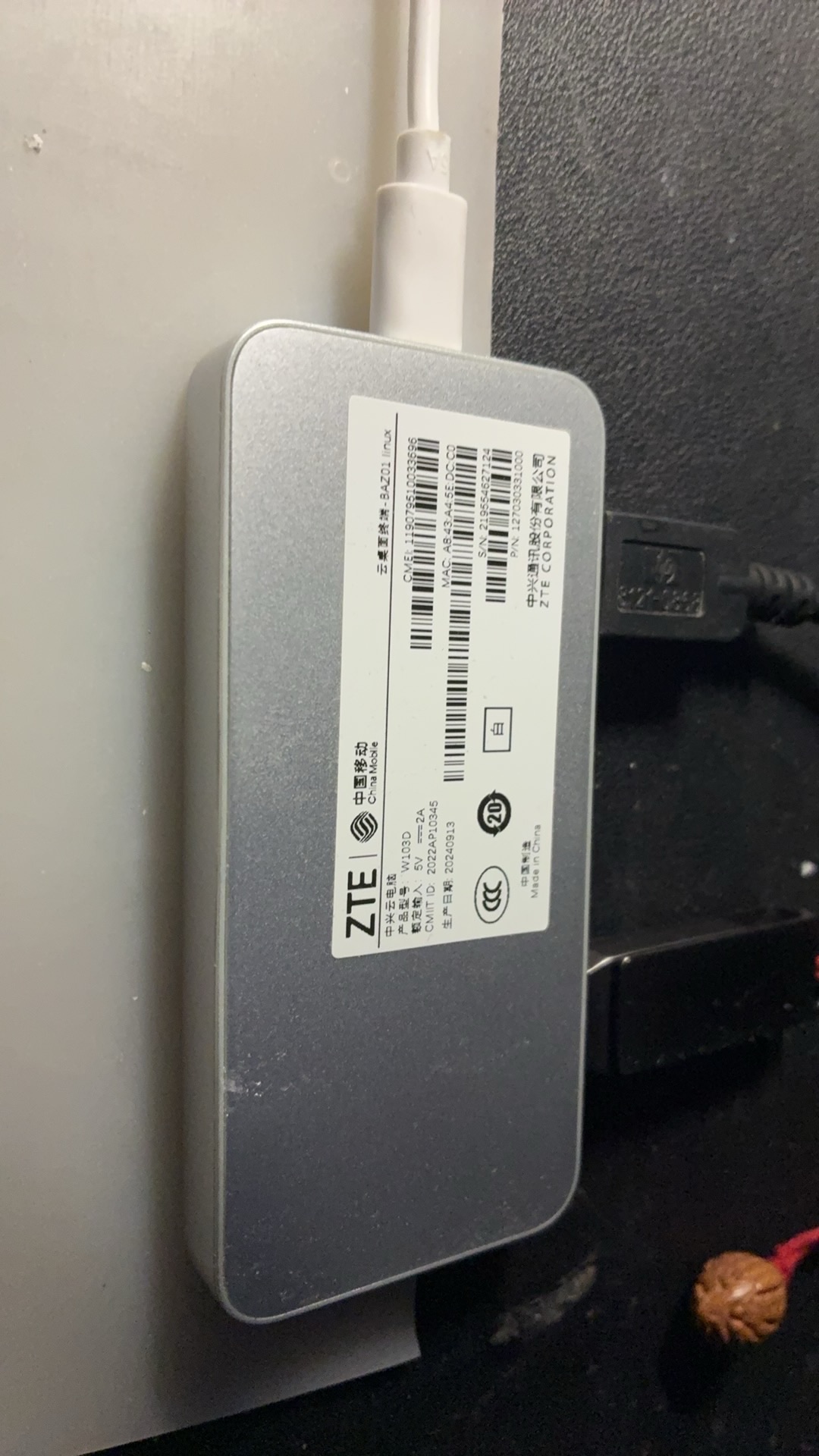 机身标签:型号、CMIIT ID、生产日期与 S/N——先核对这一行