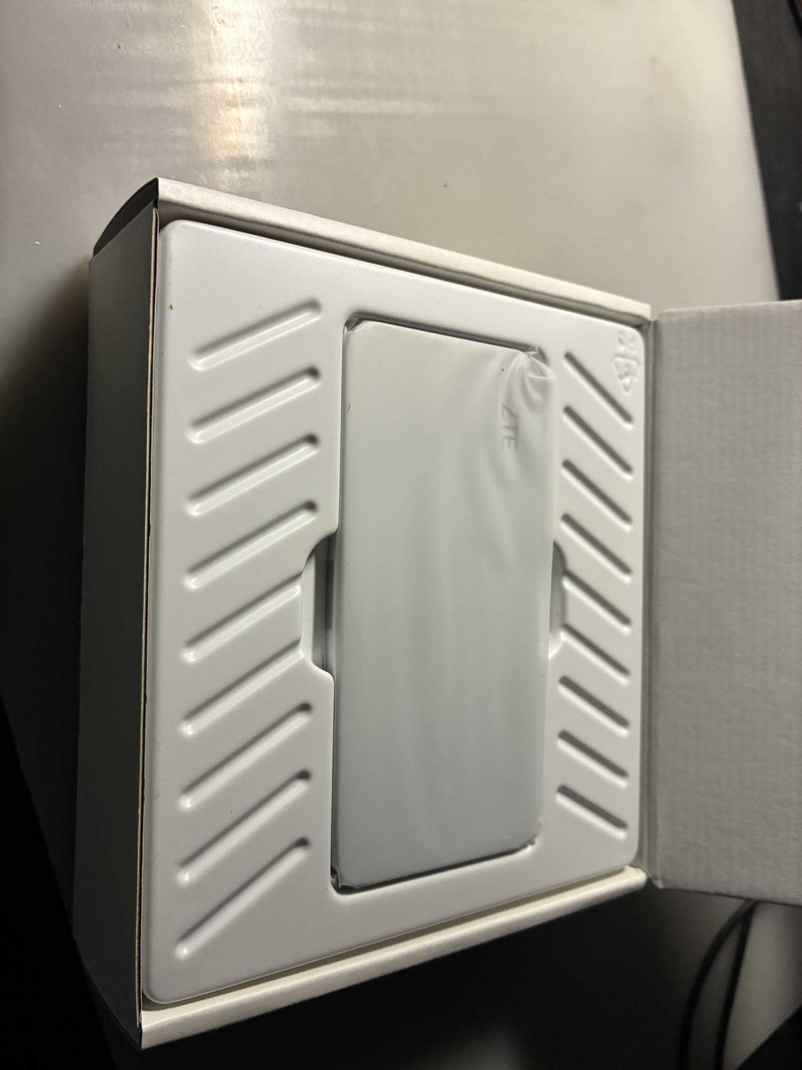 开箱:白色包装与内衬