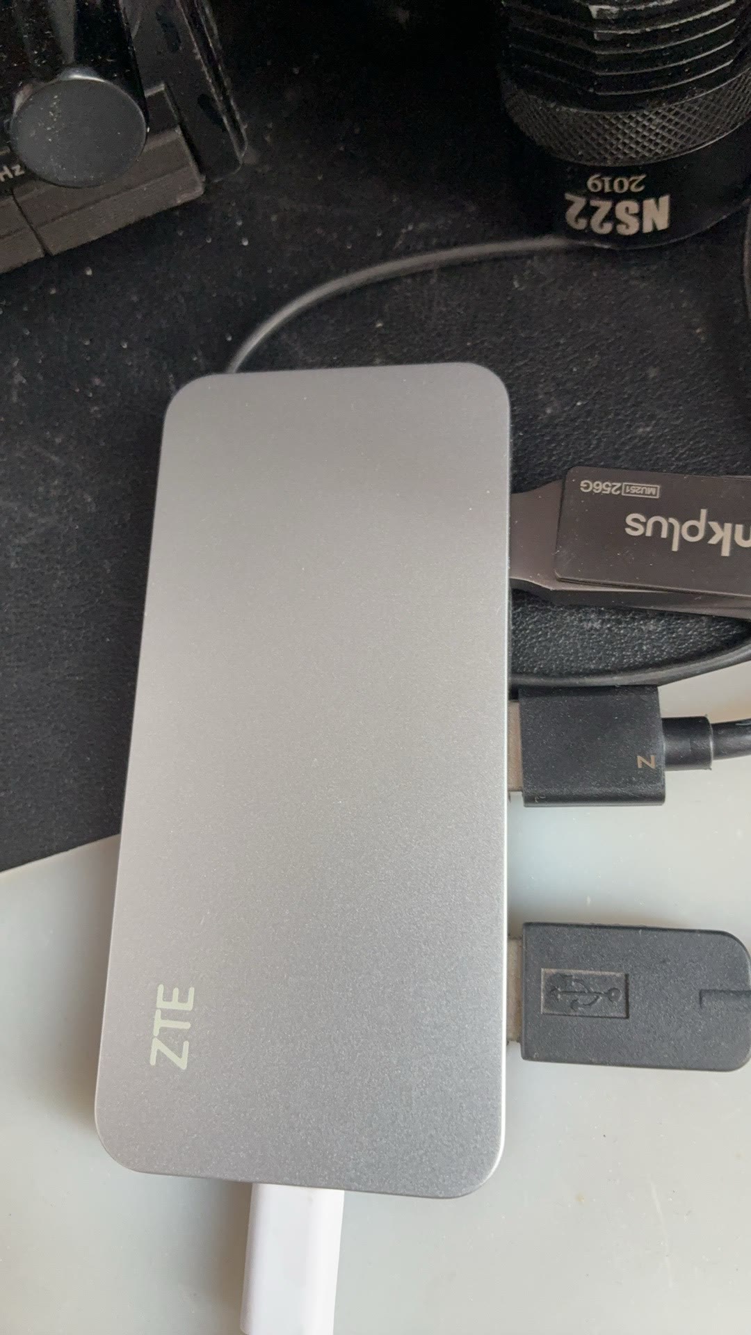 盒子侧面的 USB 口:U 盘和电台线都插这里